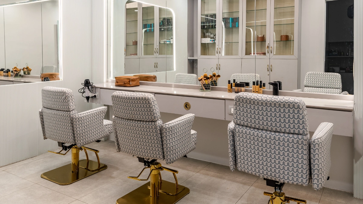 How a Beauty Parlour in Vadodara Helps You Maintain Your Signature Style